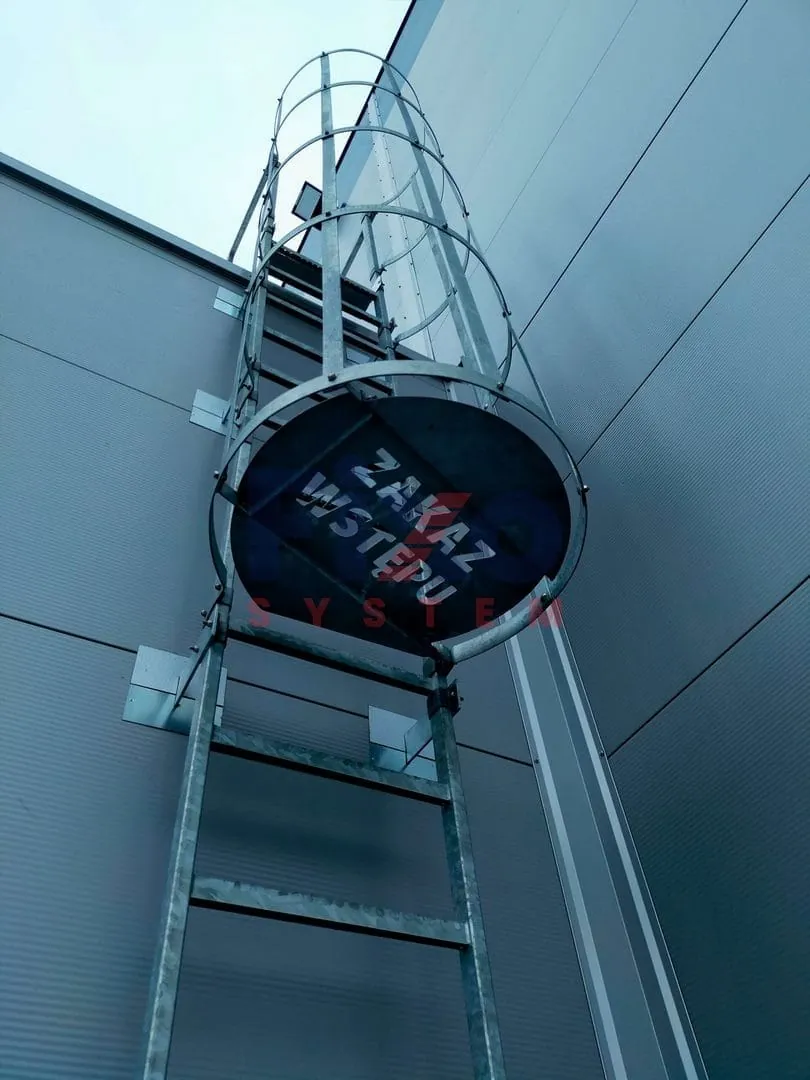 Systemowa drabina pionowa mocowana do ściany